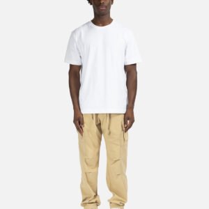 Man wearing khaki multipocket loose carpenter pants